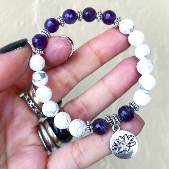 Dark purple amethyst & howlite lotus flower charm - Picture 1 of 9